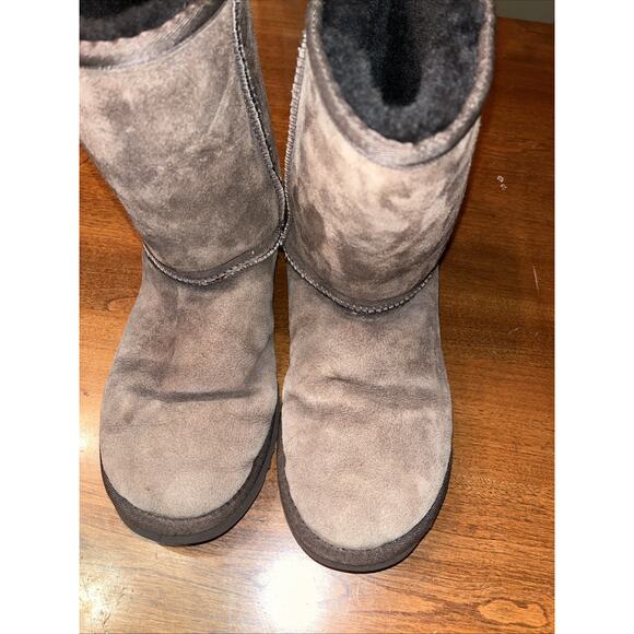UGG Classic Short Women's Size W9 Dark Chocolate Brown Sheepskin Suede Boots - Picture 3 of 6